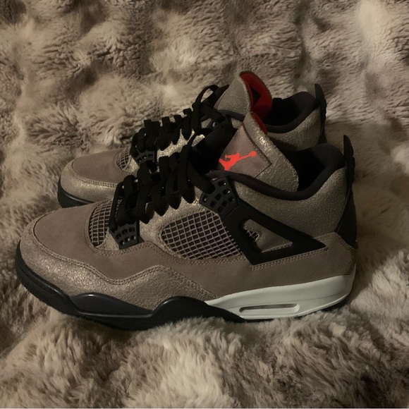 Jordan Men’s 4 Taupe Haze Size 11 Brown/Black/White color way